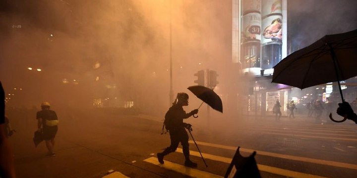 La Policía china gasea a los manifestantes por la libertad de Hong Kong que se defienden con cócteles molotov