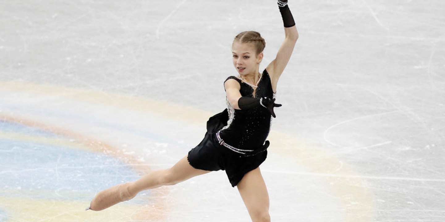 Prodigiosa patinadora de 15 años consigue entrar doblemente en el Libro Guinness con sus fabulosos ejercicios