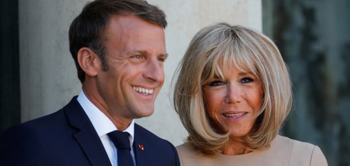 Brigitte Macron : en cadeau  de départ, ses élèves font  un pied de nez à son mari !
