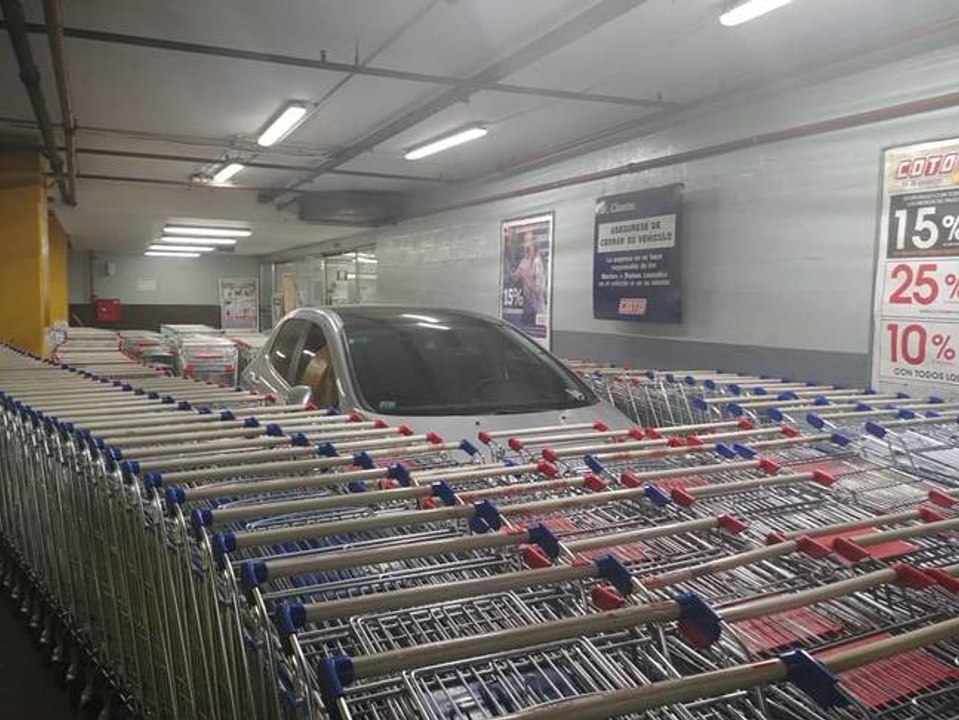 Mal garé, il va avoir une sacrée  surprise en r...