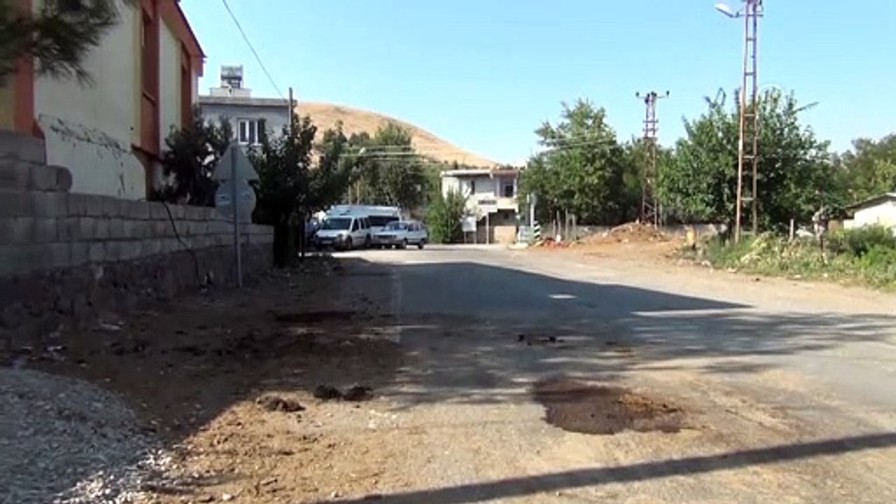 Bahçe duvarında tarihi mezar taşı - GAZİANTEP