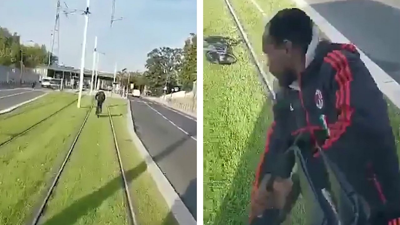 Un cycliste qui roule sur les voies du tramway n'est pas content de se faire klaxonner