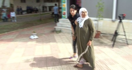 HDP önündeki eylemde gerginlik! Eline aldığı cisimle binaya saldırmaya çalıştı