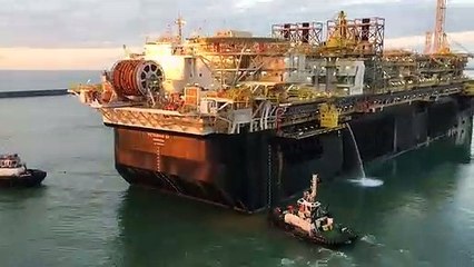 Primeira plataforma construída no ES deixa estaleiro