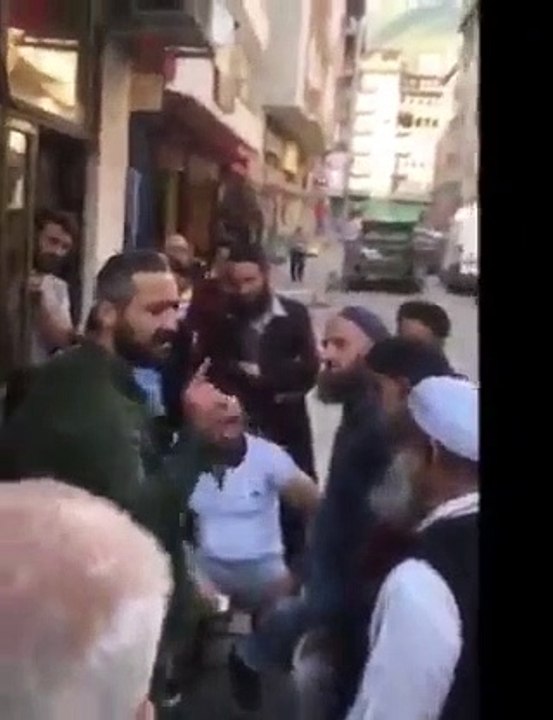 Artvin’in Borçka ilçesinde şeriat propagandası yapan gericiler yurttaşlar tarafından kovuldu