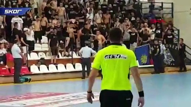 Yunanistan'daki maçta Türk bayrağına izin verilmedi, kadın sporculara tükürüldü