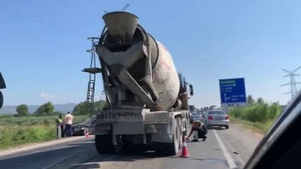 Në dalje të Lezhës/Betonieria ndan në mes veturën