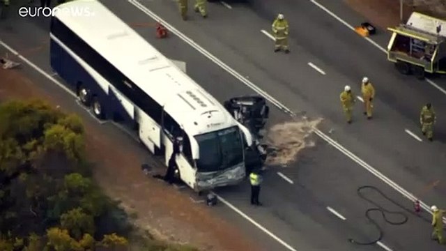 شاهد: حادث سير مروع يودي بحياة سائحتين صينيتين في أستراليا