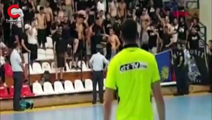 Yunanistan'daki maçta bayrak krizi yaşandı! Kadın sporculara tükürüldü