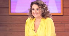 İngiliz oyuncu Nadia Sawalha havuzda üstsüz poz verdi