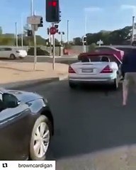 ce vieil homme a totalement perdu ses nerfs