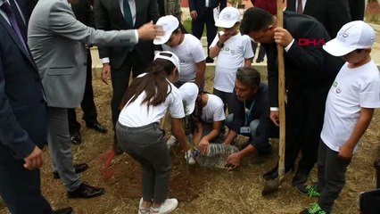 Kırıkkale 1'inci sınıf öğrencileri okula türk bayrağının altında girdi