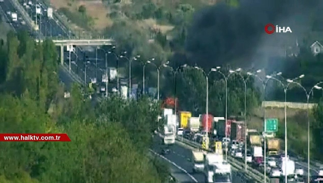 TEM Otoyolu'nda bir TIR'da bilinmeyen bir nedenle yangın çıktı