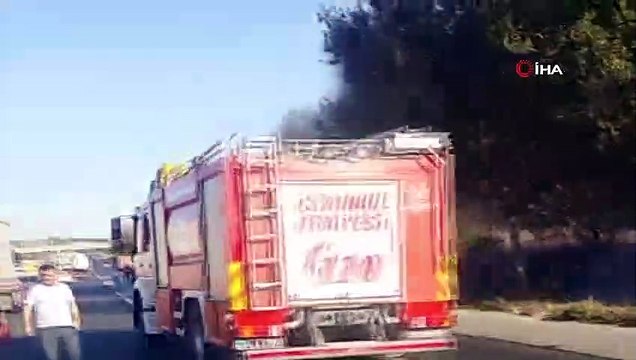 Büyükçekmece TEM otoyolunun Hadımköy istikametine seyir halinde olan bir tırda bilinmeyen bir nedenle yangın çıktı. Olay yerine çok sayıda polis ve itfaiye ekibi sevk edilirken, TEM otoyolunda trafik yoğunluğu oluştu.