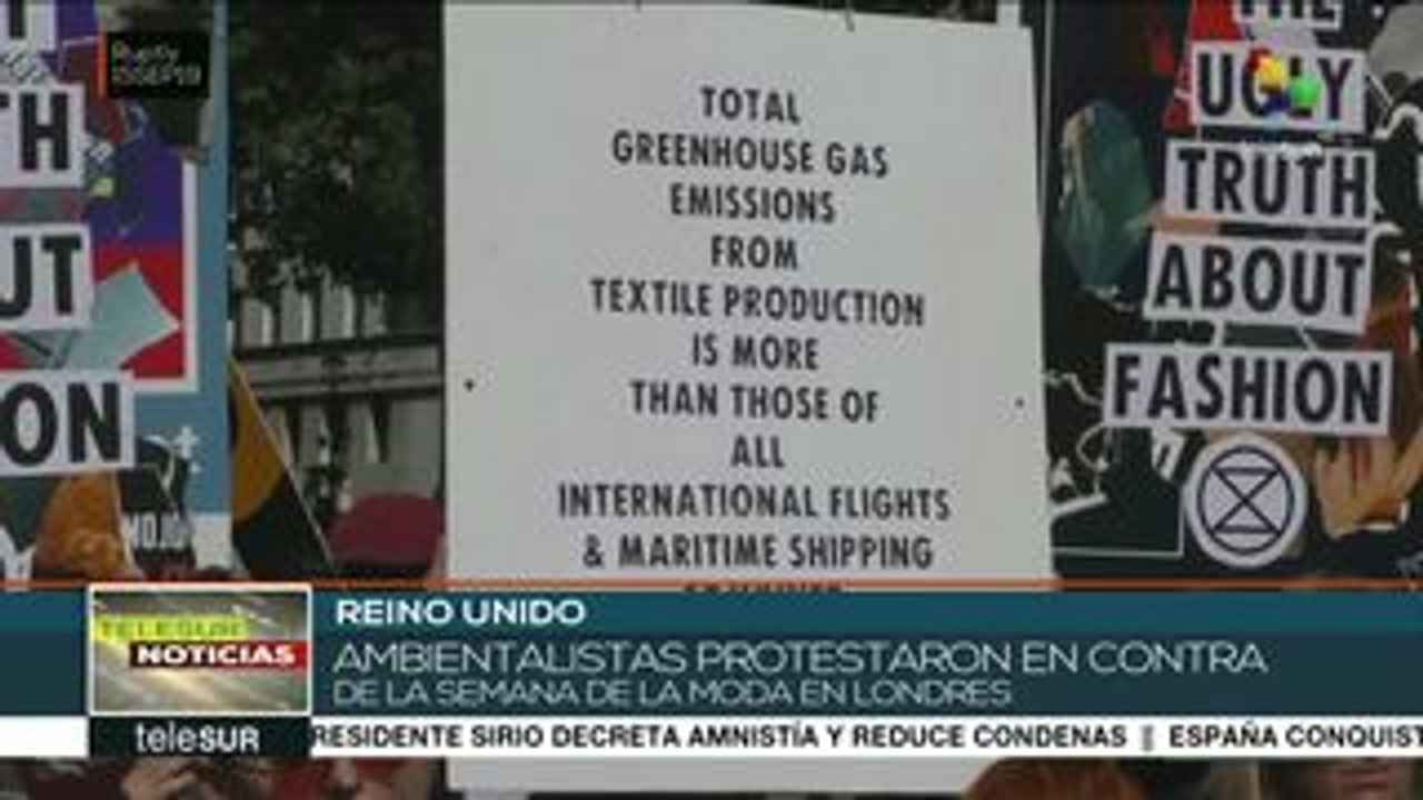 Activistas ingleses protestan contra la Semana de la Moda en Londres