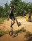Un garçon en train de réaliser cette incroyable cascade tout en se balançant dans un monocycle