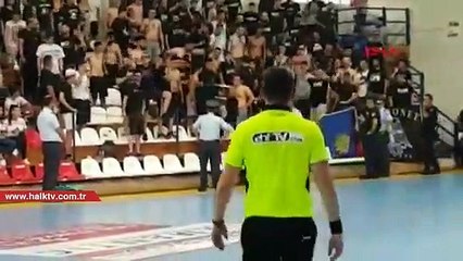 Yunanistan'daki maçta Türk bayrağına izin verilmedi, kadın sporculara tükürüldü