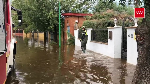 Bomberos ayudan a los vecinos de 'Las Villas de Nuevo Baztán'