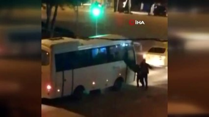 Taksisinin aynasını kıran kadını tekme tokat dövdü