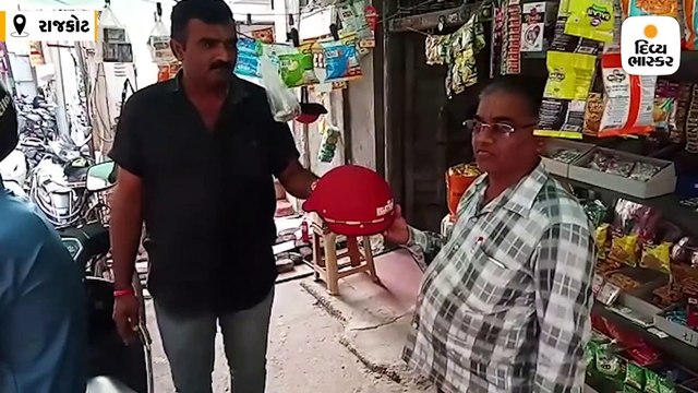 રાજકોટમાં એક વ્યક્તિ હેલ્મેટ સાચવવાનો ધંધો શરૂ કર્યો, એક દિવસનો ચાર્જ 10 રૂપિયા