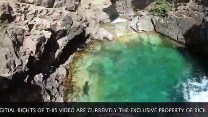 Un motard chute d'une falaise dans une rivière