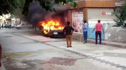 Yanan otomobili itfaiye gelene kadar hortumla söndürdü