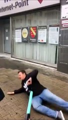 Il chute en trottinette à coté d'une mamie qui devient folle... Crise de nerf