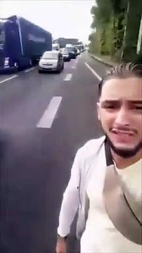 Il se fait arreter par la police alors qu'il fait de l'hoverboard sur l'autoroute