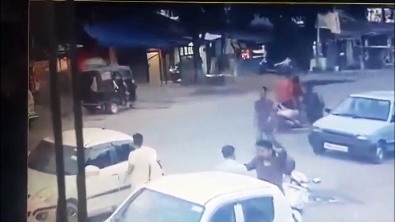 Sa voiture bloquée en marche arrière sème la panique