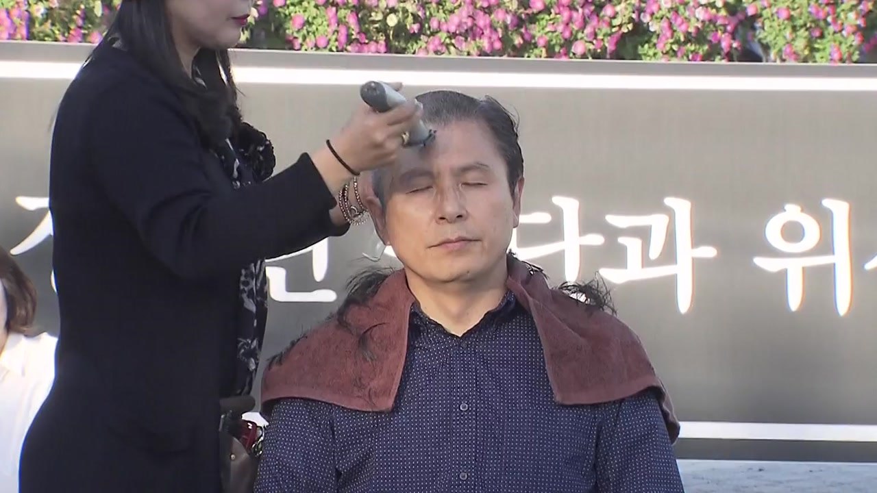 한국당 황교안, 조국 장관 사퇴 촉구 삭발 / YTN