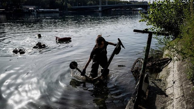 France: Volunteers in Lyon fish more than 100 e-scooters out of Rhône river