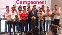 Los Reyes y Sánchez reciben a la selección española de baloncesto