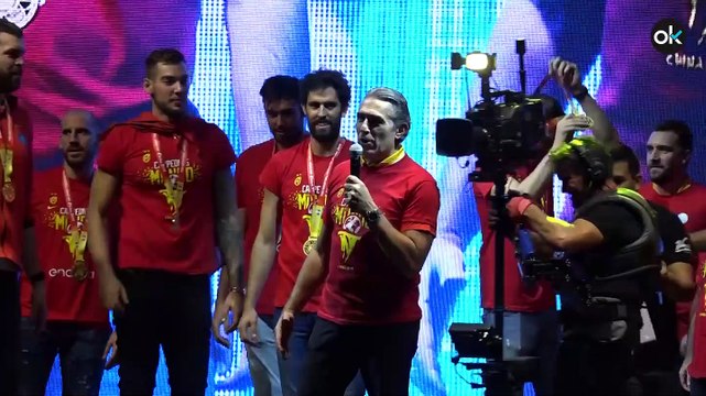 Miles de aficionados recibieron a los campeones del mundo en Colón