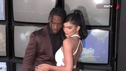 Скачать видео: Kylie Jenner and  Travis Scott arrive at Netflix's 