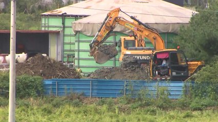 "긴급 초동방역"...살처분 작업 진행 중 / YTN