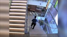 Un homme fait une chute incroyable dans les escaliers et se relève tranquillement !