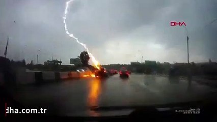 Trafikte inanılmaz olay! Her şey bir anda oldu