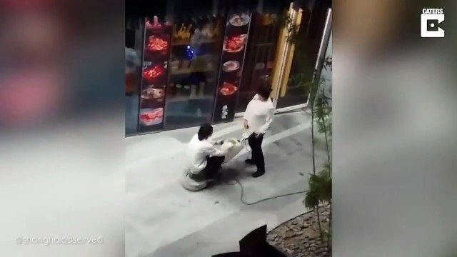 Assise sur la machine nettoyeuse, elle laisse sa collègue faire le travail !