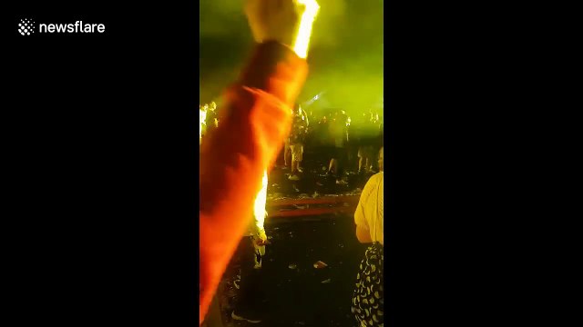 70 ans, il danse tranquille à une rave party de musique techno !