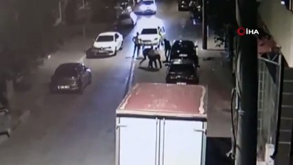 Alacaklısının arabasına kurşun yağdırdı... Korku dolu anlar kamerada