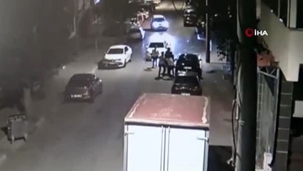 Alacaklısının arabasına kurşun yağdırdı... Korku dolu anlar kamerada