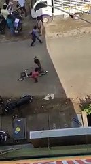 சைக்கிளில் சென்ற சிறுவனை தடுத்து நிறுத்திய போலீஸ்-வீடியோ