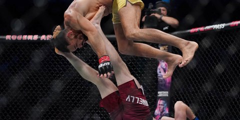 Luchador de la UFC se dedica a "hacer monerías" con sus acrobacias pero un novato le da una soberana paliza