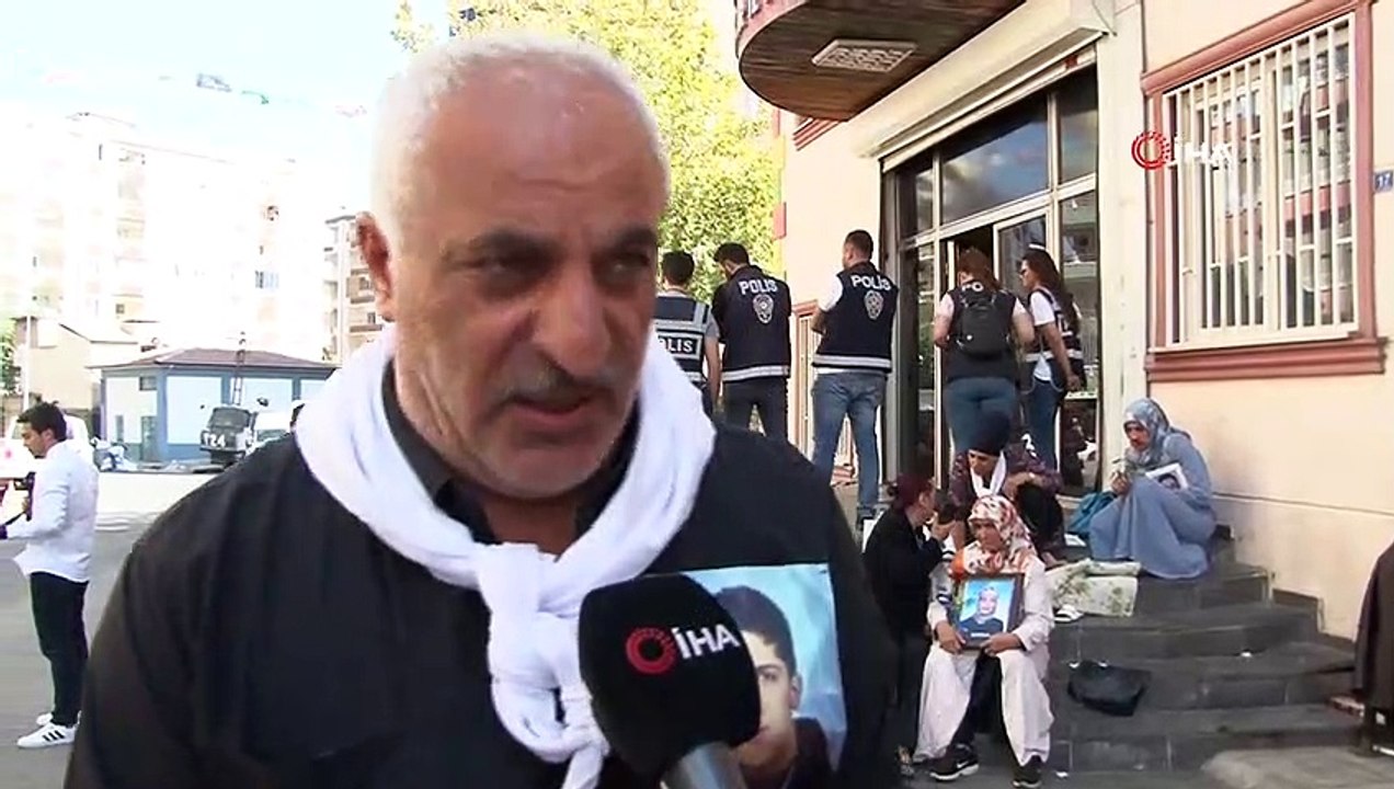 Oturma eylemindeki ailelerden siyasi partilerin il temsilcilerine tepki