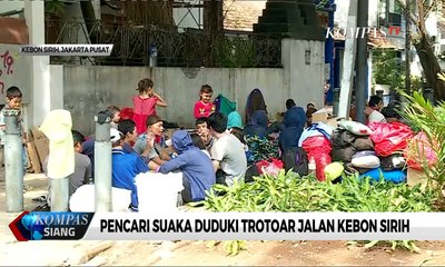 Pencari Suaka Duduki Trotoar Jalan Kebon Sirih