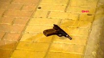 Antalya çay içerken tartıştığı arkadaşını tabancayla vurup kaçtı