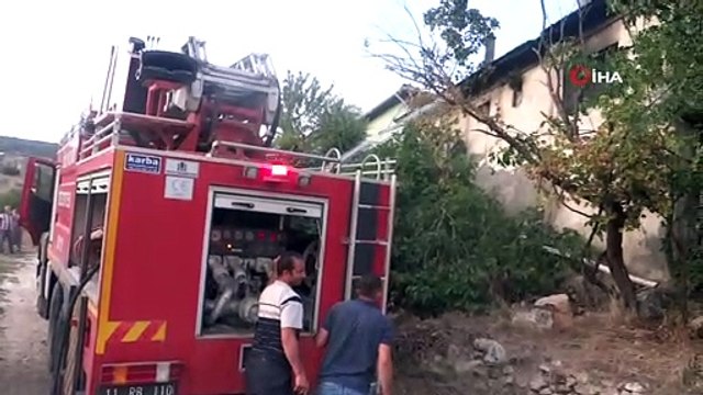 Ahşap binada çıkan yangın sonrası ev kullanılamaz hale geldi