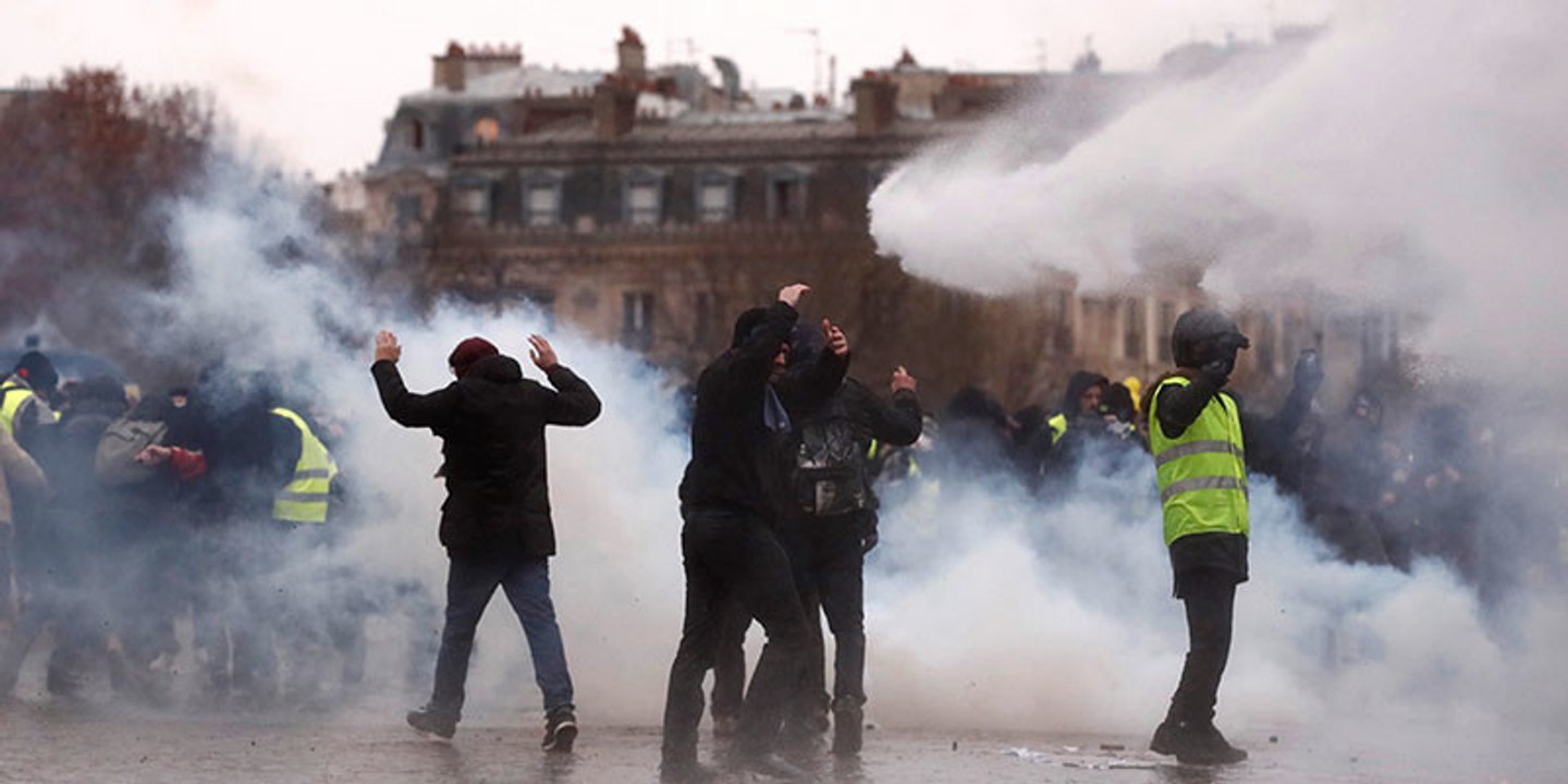 La policía francesa intenta frenar con cañones de agua y gas lacrimógeno a los "chalecos amarillos" que siguen manifestándose