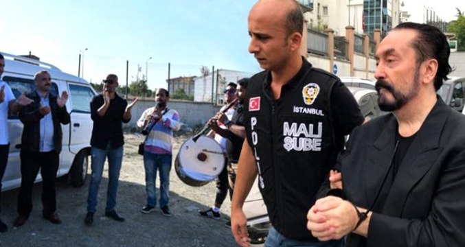 Adnan Oktar'ın mağdur ettiği isim, mahkeme önünde davul zurna çaldırıp oynadı