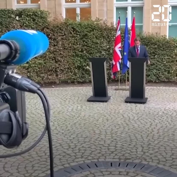 Boris Johnson part. Le Premier ministre luxembourgeois seul face à la presse